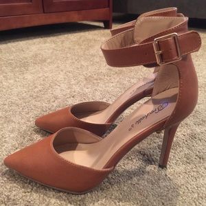 { NWOT } Breckelle’s Thick Ankle Strapped Heels